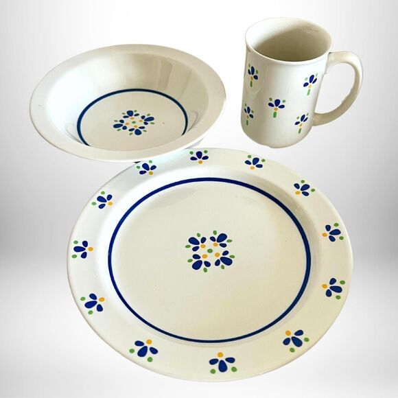 RARE 1987 Set of 4 Fresh Flowers—Mugs, Salad Bowls, Dessert Plates Avon | NIB - Picture 1 of 7